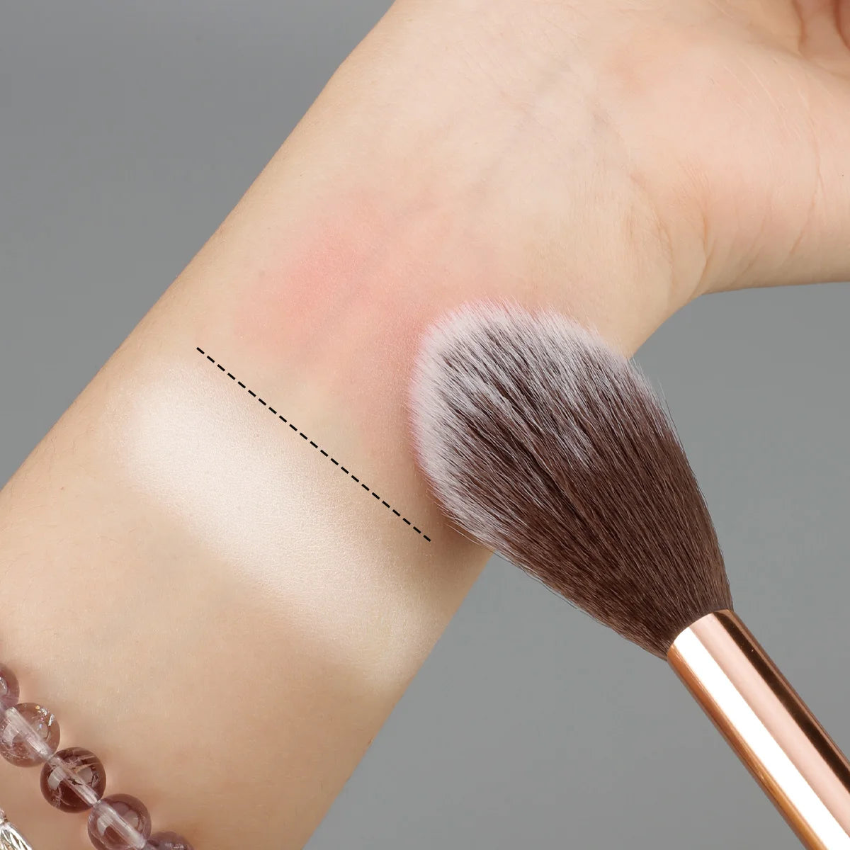 Fire Shape Make-up-Pinsel – Weicher veganer Pinsel für Highlighter, Rouge & Contouring