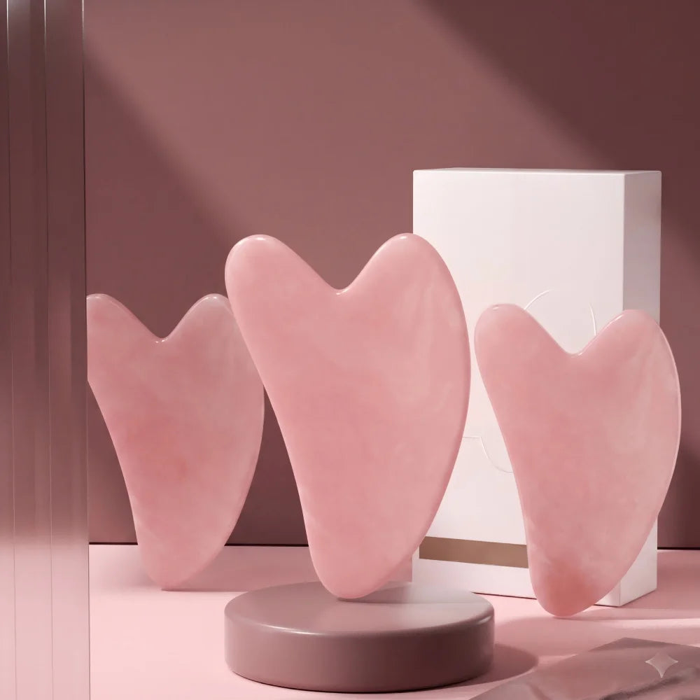 Rosenquarz Gua Sha Herz – Gesichtsmassage-Tool für eine entspannende Beauty-Routine